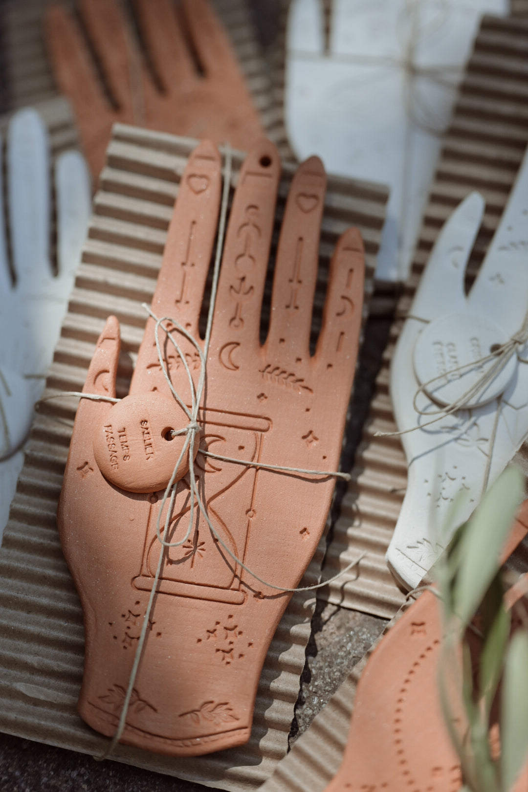 LPDV Ceramics - Wandschmuck Hand - Sanduhr Terracotta