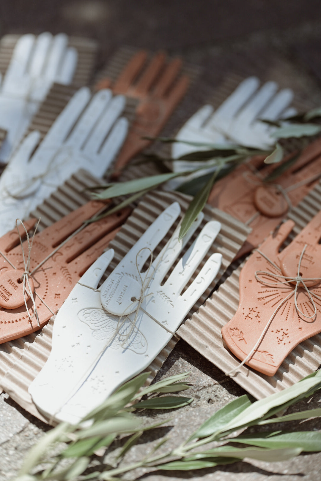 LPDV Ceramics - Wandschmuck Hand - Motte Weiss (Kopie)