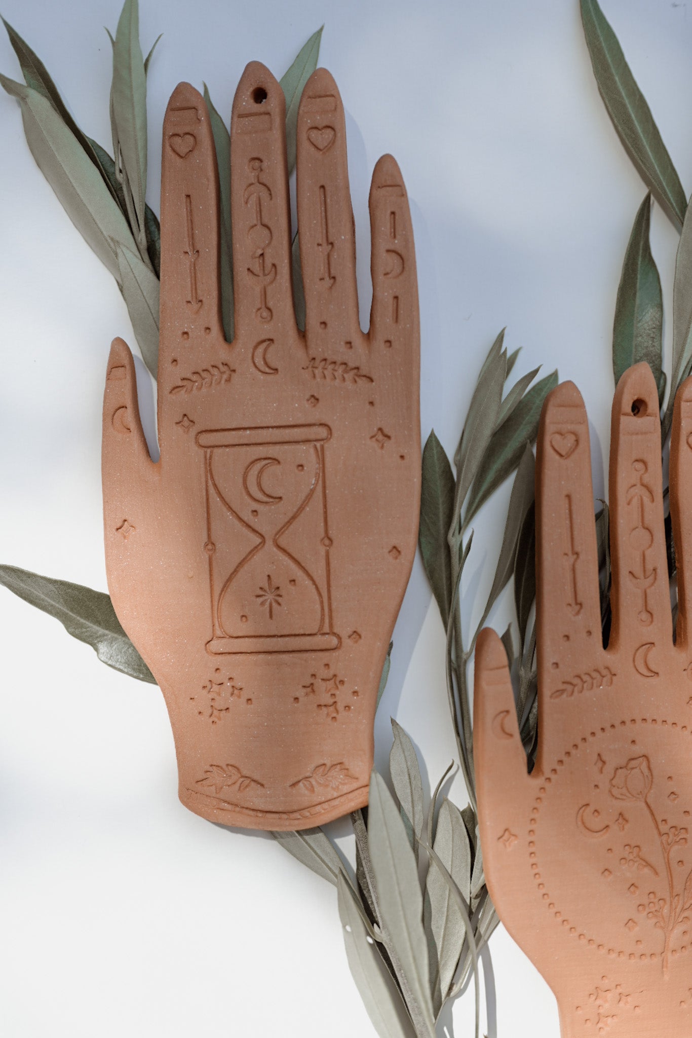 LPDV Ceramics - Wandschmuck Hand - Sanduhr Terracotta