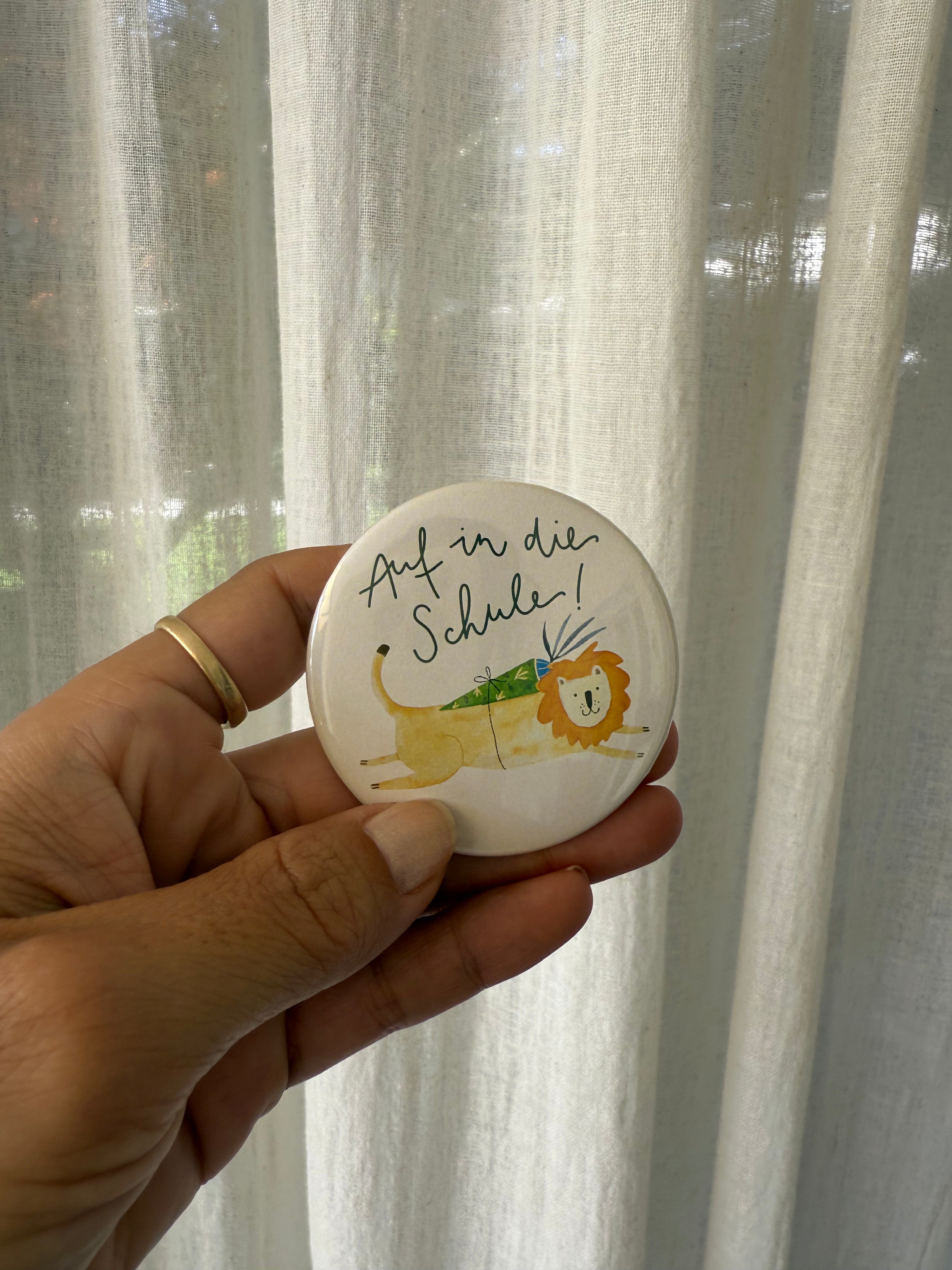 Hannah Firlefanz - Ansteckbutton Löwe Auf in die Schule!